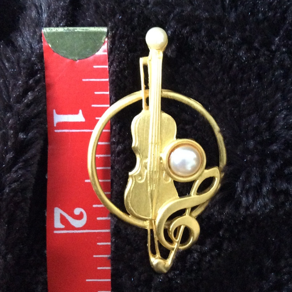 Elegant Gold Violin Brooch with Pearl Accent - Picture 3 of 4